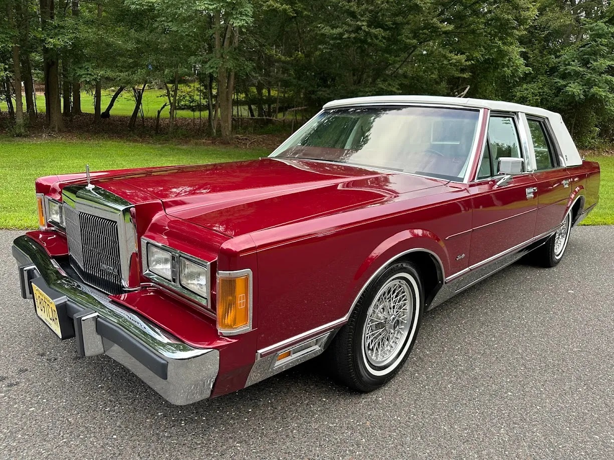 Image of Lincoln Town Car